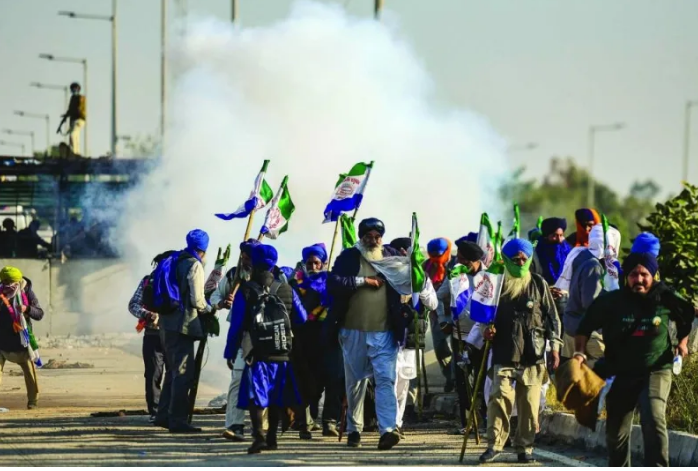 Indian Farmers Clash with Police in Renewed Protest Over Crop Price Guarantees