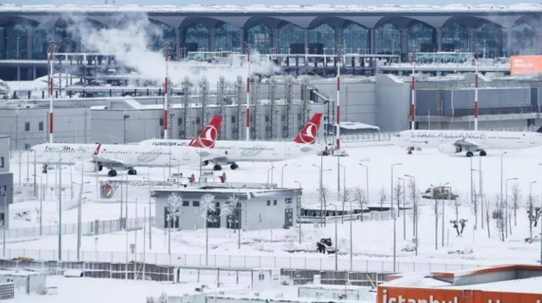 Snowfall Disrupts Flights and Schools in Istanbul